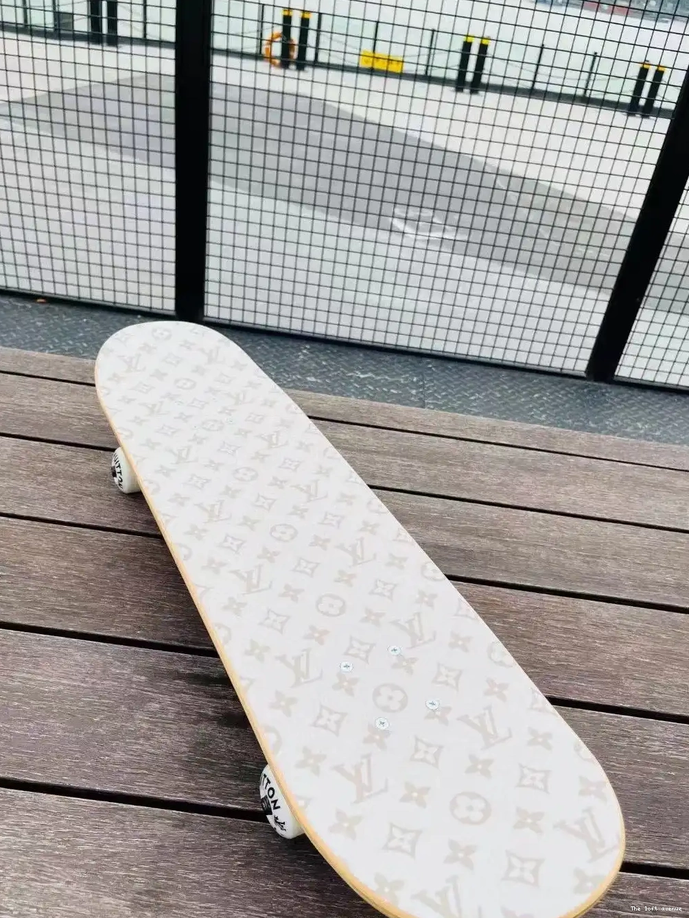 LV SKATEBOARD CUSTOM 0519